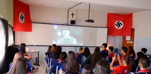 Alunos do colégio Santa Emília, no Recife, assistem à aula sobre regimes totalitários - Reprodução/Facebook