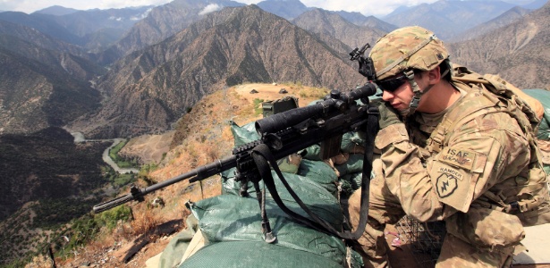29.ago.2011 - Soldado americano em posto de observação na província afegã de Kunar, próximo à fronteira com o Paquistão - Nikola Solic/ Reuters