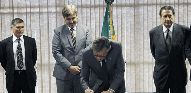 Segóvia (de gravata listrada) tomou posse como novo diretor da PF - Divulgação/MJ