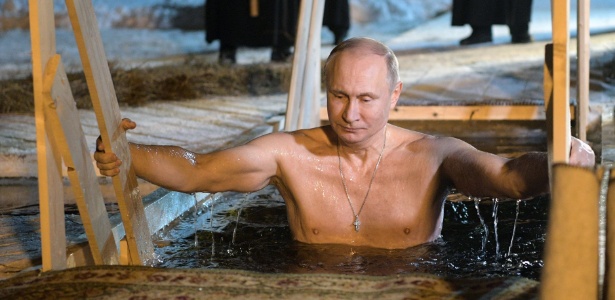 Putin entra nas águas geladas do lago Seliger, em Tver - AFP PHOTO / SPUTNIK / Alexey DRUZHININ