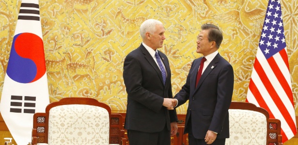 8.fev.2018 - O vice-presidente dos EUA, Mike Pence, se encontra com o presidente da Coreia do Sul, Moon Jae-in, em Seul - AFP PHOTO / POOL / KIM Hee-Chul 