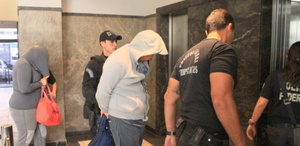 A Polícia Federal prende pessoas na Operação Antigoon no Rio de Janeiro (RJ), sob suspeita de tráfico internacional de drogas - José Lucena/Futura Press/Estadão Conteúdo