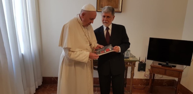 Amorim entrega ao papa Francisco um exemplar do livro "A verdade vencerá", de Lula - Divulgação/PT