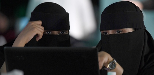 31.jul.2018 - Mulheres saudidtas participam de uma maratona hacker em Jeddah, Arábia Saudita. O país árabe é um dos mais atrasados em relação aos direitos das mulheres no mundo - Amer Hilabi / AFP