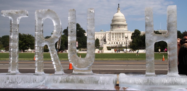 22.set.2018 - Escultura de gelo com a palavra "truth" ("verdade") derrete diante do Congresso dos Estados Unidos em protesto da dupla de artistas Ligorano Reese contra as fake news - Olivia HAMPTON / AFP