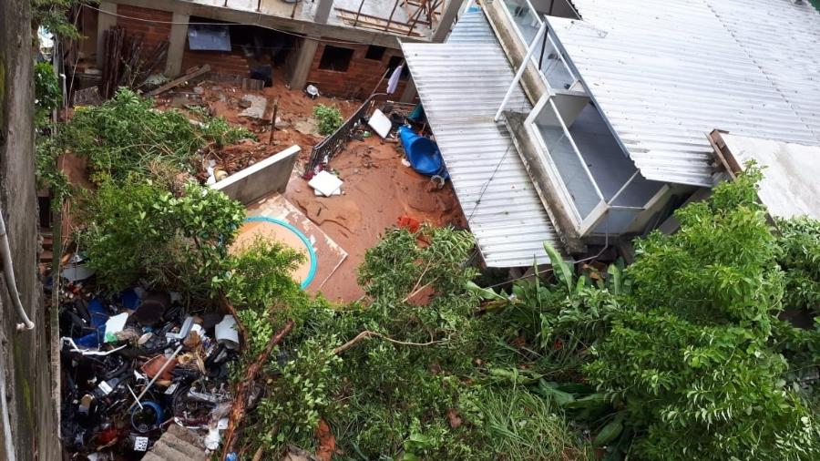 7.fev.2019 - Moradora há 25 anos da Rocinha, Maria Pureza viu o muro ao lado da sua casa desabar com o volume de água que desceu do alto do morro - Marcela Lemos/UOL
