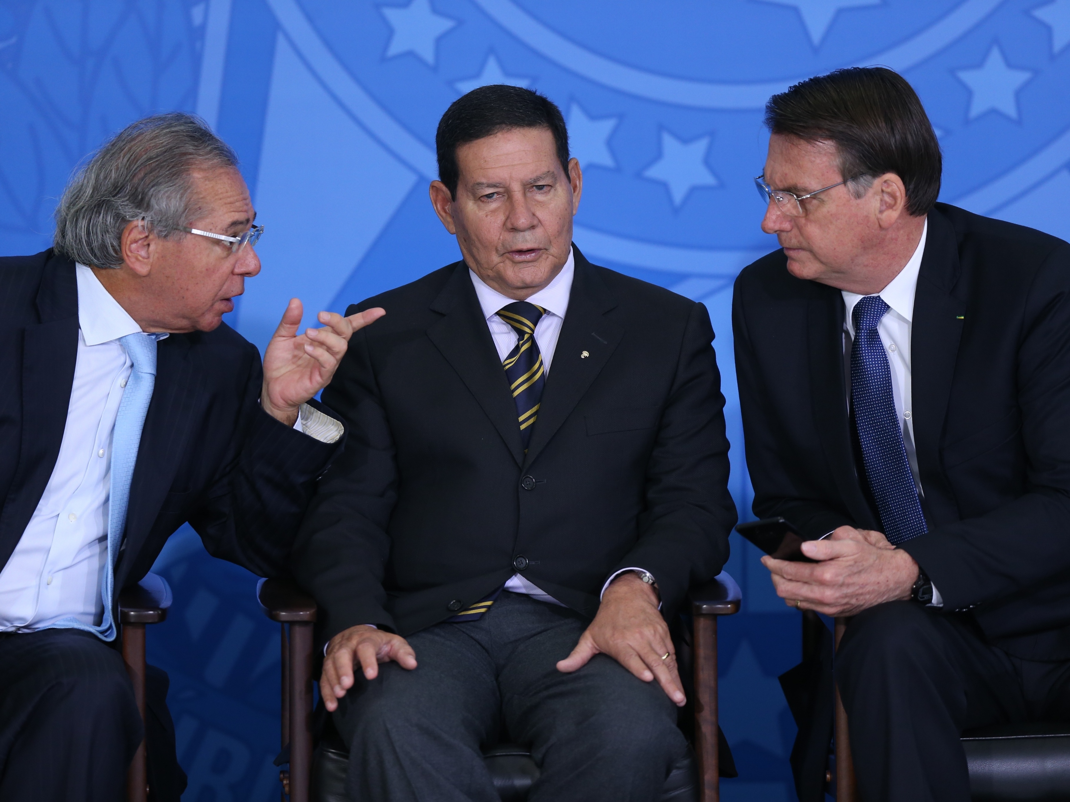 Declaração de Mourão sobre salários incomoda Bolsonaro e irrita militares