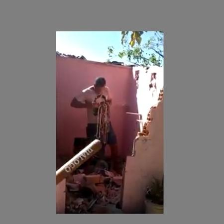 Sob ameaça, homem arrebenta cordões em meio a templo destruído em 2017 - Reprodução