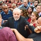 O ex-presidente Lula é cercado por apoiadores ao deixar a prisão em Curitiba - DENIS FERREIRA NETTO/ESTADÃO CONTEÚDO