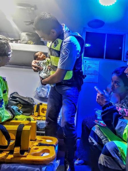 2.dez.2019 - Soldado Everton França segura o bebê Lucas, que estava engasgado e foi salvo - Divulgação/Polícia Militar SP