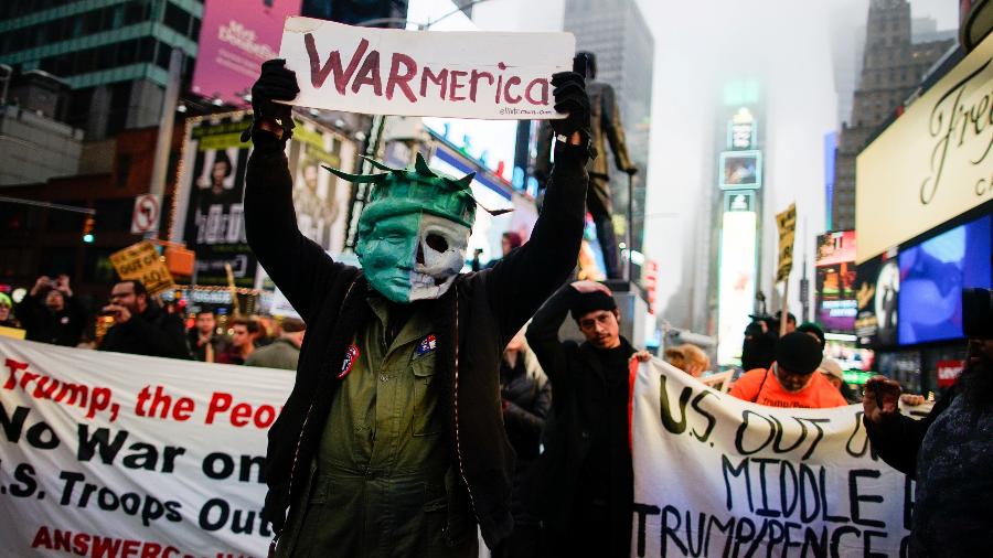 Manifestantes se reúnem na Times Square, em Nova York, em protesto contra ataque dos EUA ao Irã - Eduardo Munoz/Reuters
