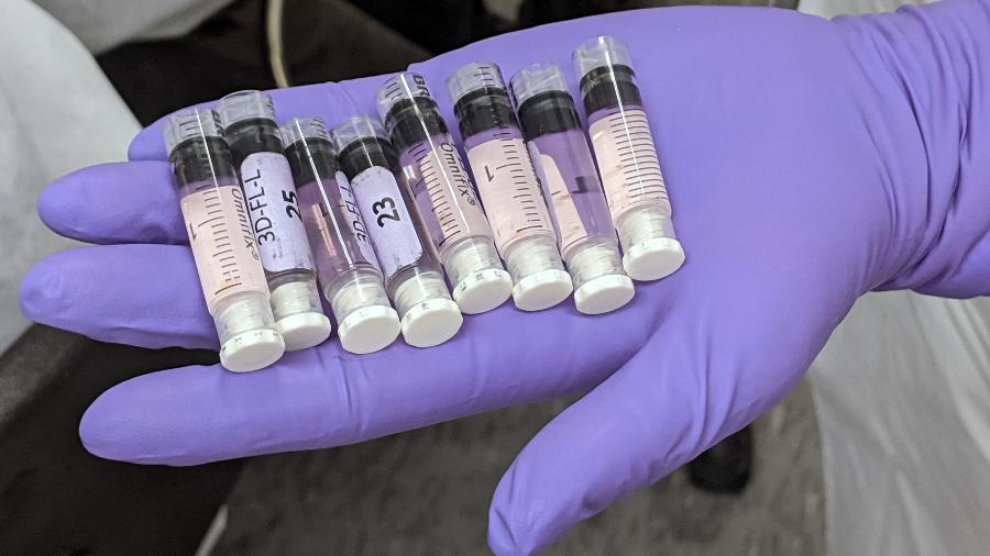 Parte dos 250 tubos de ensaio com células-tronco humanas, prontos para serem alteradas para tecido semelhante a órgão na Estação Espacial Internacional - Julian Raatschen/Airbus