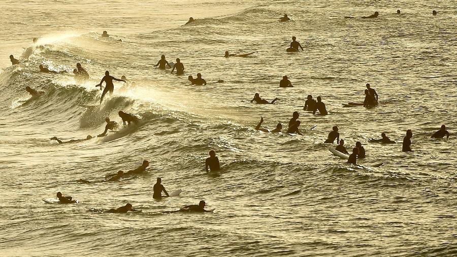 Surfistas em Bondi Beach, em Sidney, na Austrália - PETER PARKS / AFP