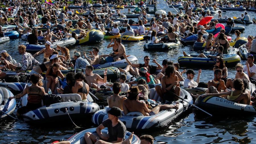 Multidão participa de festa em barcos para apoiar baladas de Berlim que estão lutando na pandemia do coronavírus - David GANNON / AFP