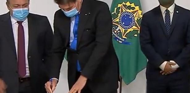 Combate ao coronavírus | Bolsonaro assina MP e abre R$ 2 bi de crédito para vacina contra covid