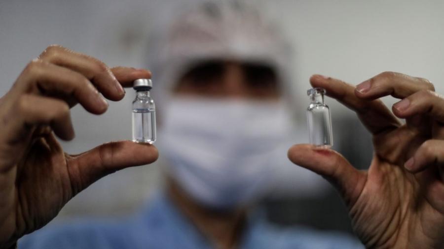 A vacina de Oxford, criada em parceria com a AstraZeneca, está na fase final de testes - EPA