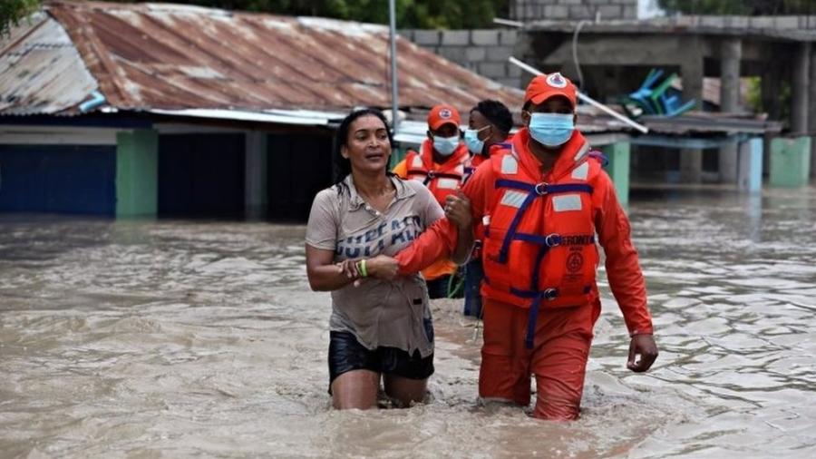 Defesa Civil da República Dominicana resgata uma mulher nas inundações causadas pela tempestade Laura - Reuters