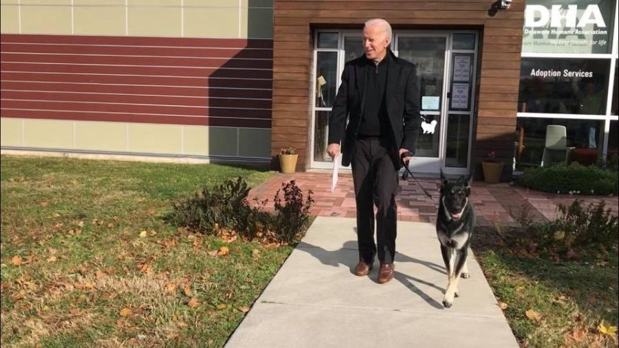 Biden e o cachorro Major no dia da adoção, em 2018 - Facebook/ Reprodução