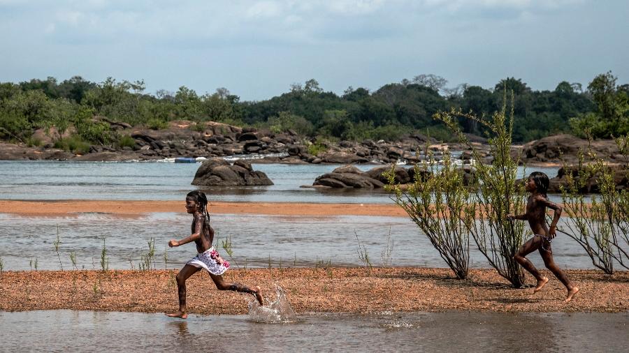 Crianças Juruna (Yudja) brincando durante a 4ª Canoada que percorreu a Volta Grande do Xingu, passando pelos municípios de Altamira, Senador José  Porfírio e e Vitória do Xingu (PA) em 2017 - Kelly Lima / ISA (Instituto Socioambiental)