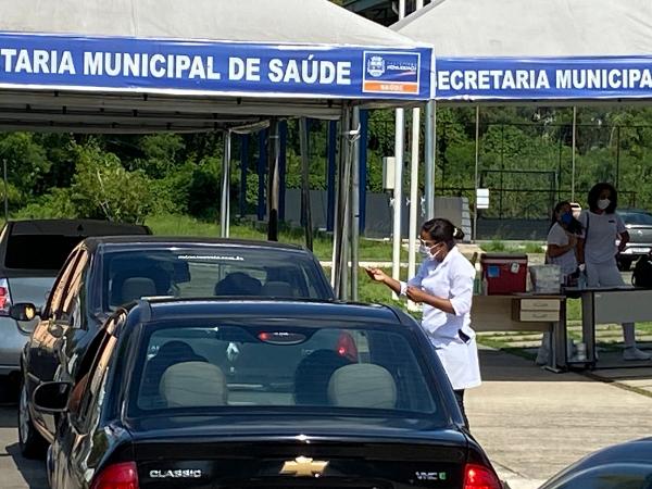 28.abr.2021 - Veículos fazem fila em posto de vacinação de Nova Iguaçu (RJ). Sem a CoronaVac, só estão sendo aplicadas doses da Oxford/AstraZeneca - Herculano Barreto Filho/UOL