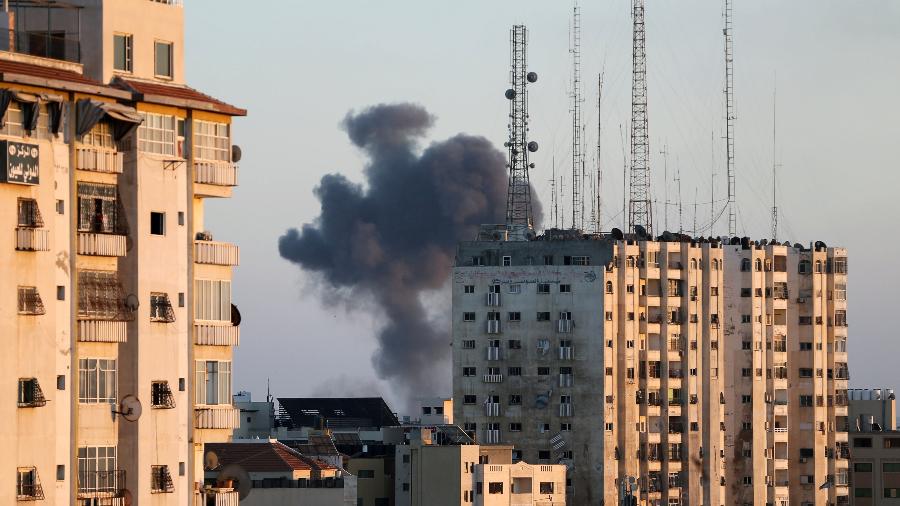 Fumaça durante ataque aéreo de Israel à Faixa de Gaza