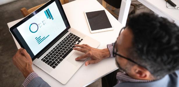 Homem investidor investimentos negócios empresário ações gerente chefe líder analista