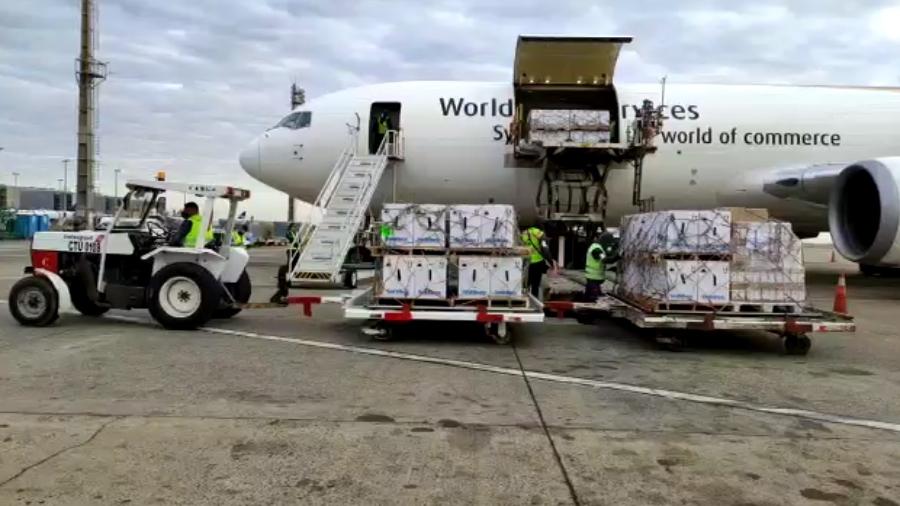 8.ago.2021 - Avião descarrega lote de vacinas da Pfizer no Aeroporto Internacional de Viracopos, em Campinas (SP) - Divulgação/Pfizer