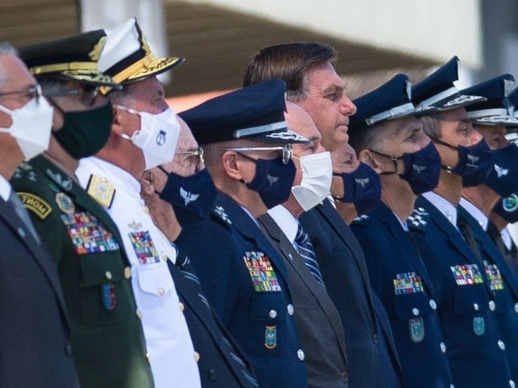 Militares no governo abalam credibilidade do Brasil, diz ex-líder português