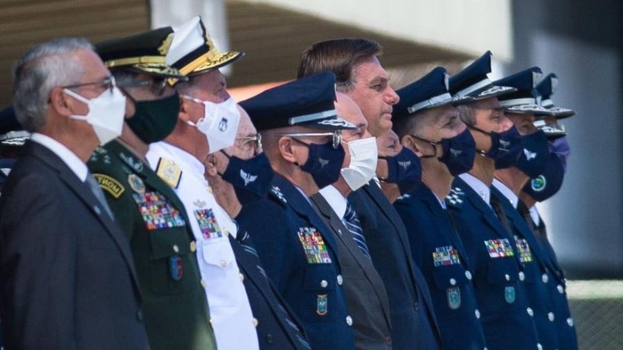 Bolsonaro posa sem máscara em solenidade, com comandantes militares - Getty Images