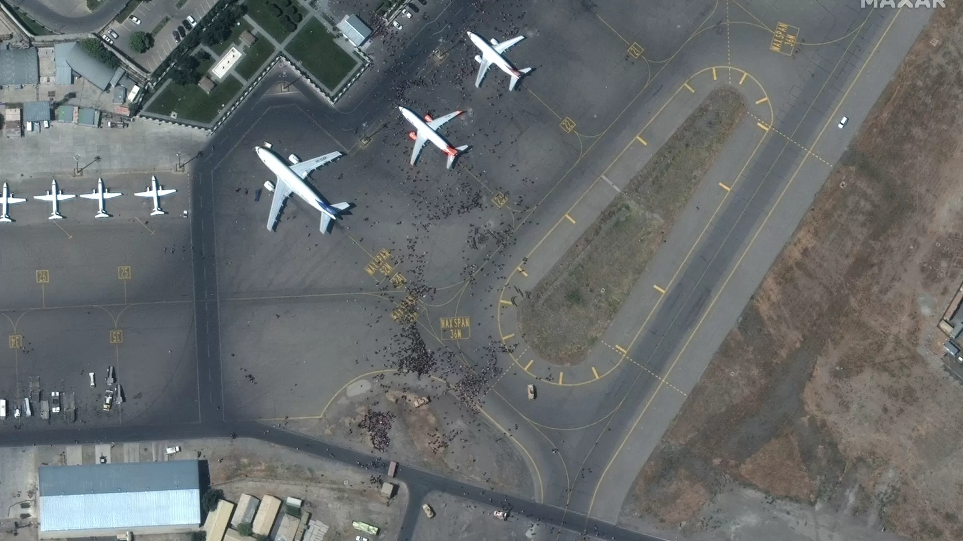 Imagem de satélite mostra multidão de pessoas na pista do Aeroporto Internacional Hamid Karzai, em Cabul - -/AFP