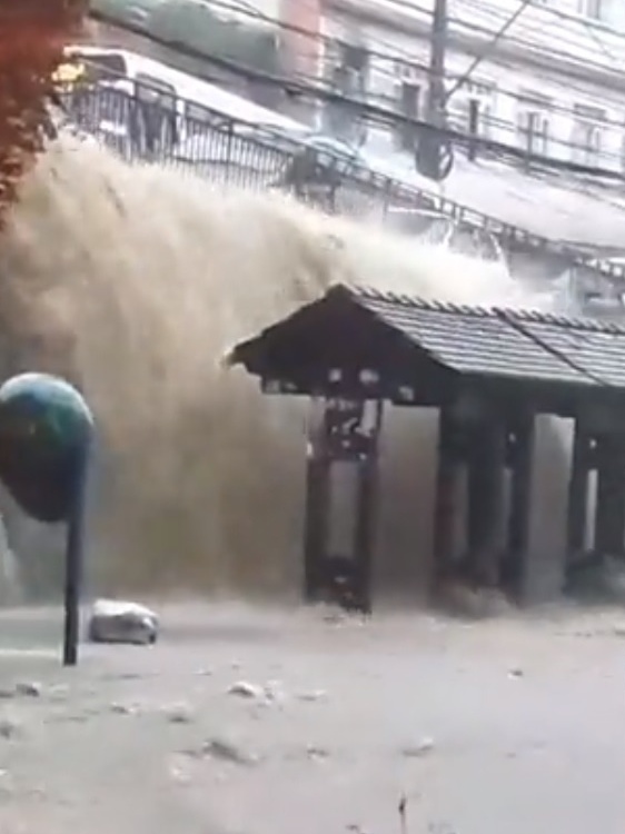 RJ: Chuva provoca mortes, deslizamentos e arrasta carros em Petrópolis