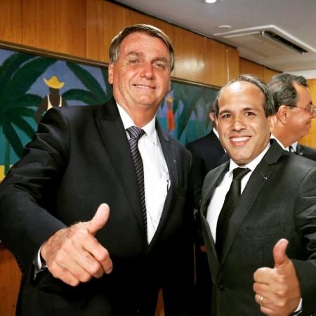 O presidente Jair Bolsonaro e seu intérprete de libras, Fabiano Guimarães da Rocha  - Reprodução/Instagram/fabianolibrasbrasil