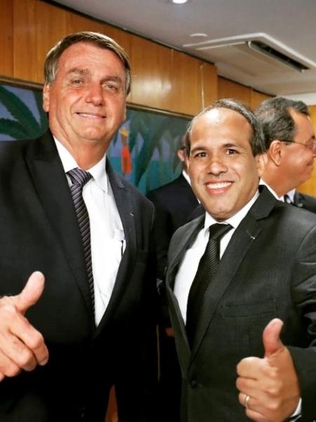 O presidente Jair Bolsonaro e seu ex-intérprete de Libras Fabiano Guimarães da Rocha  - Reprodução/Instagram/fabianolibrasbrasil