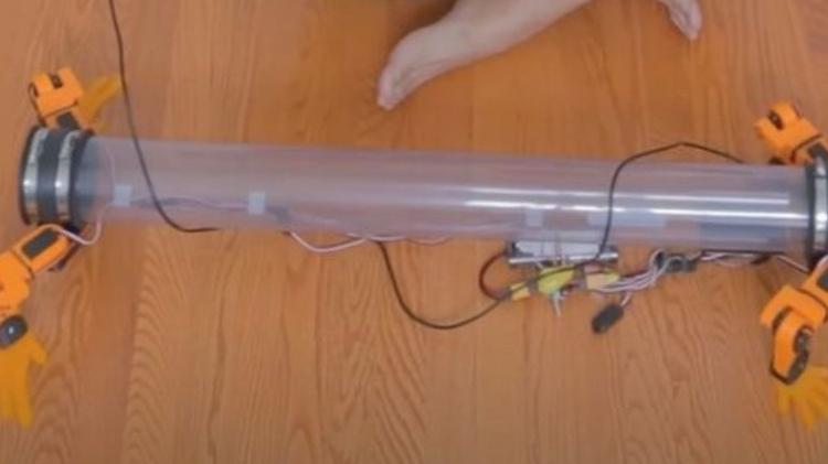   Robotic legs are made with a long tube and four plastic prostheses - Reproduction/Youtube - Reproduction/Youtube
