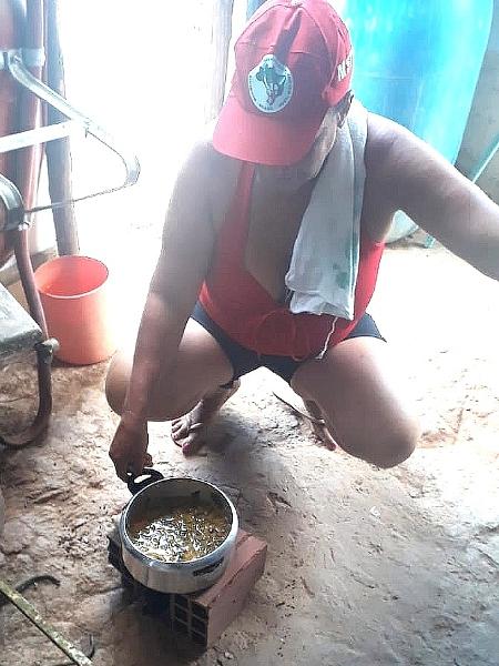 Ciria de Lima da Silva, 54, cozinha à lenha entre dois tijolos em sua casa, em Paulista (PE) - Arquivo pessoal