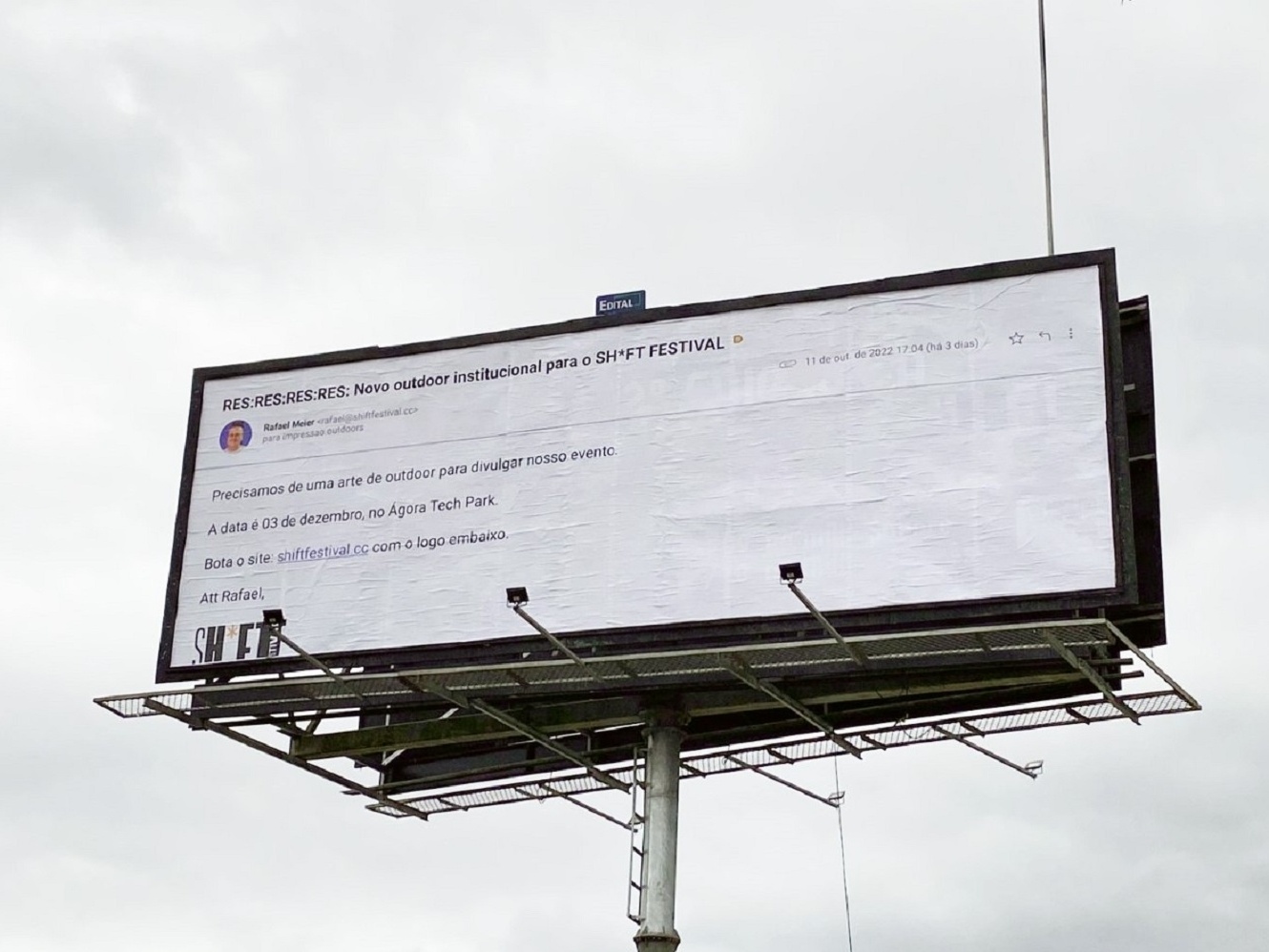 Outdoor de publicidade com jogo de futebol ao vivo