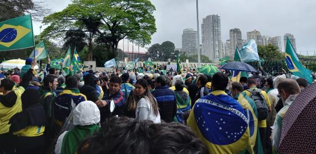 Apoiadores de Bolsonaro fazem manifestação em frente a quartel do Exército em São Paulo