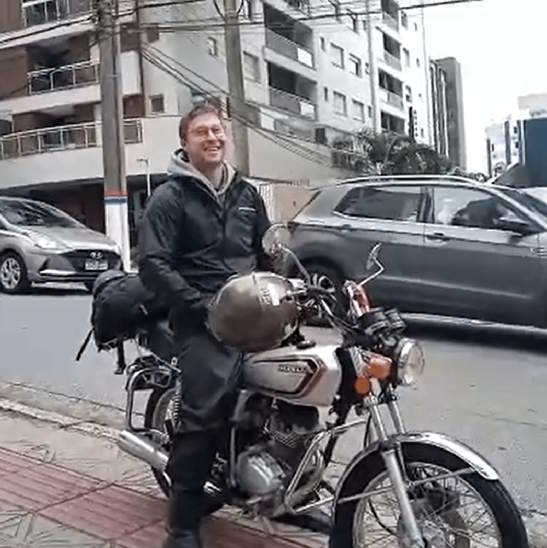 Homem compra moto no PY, suja para fingir ser de trilha, mas é