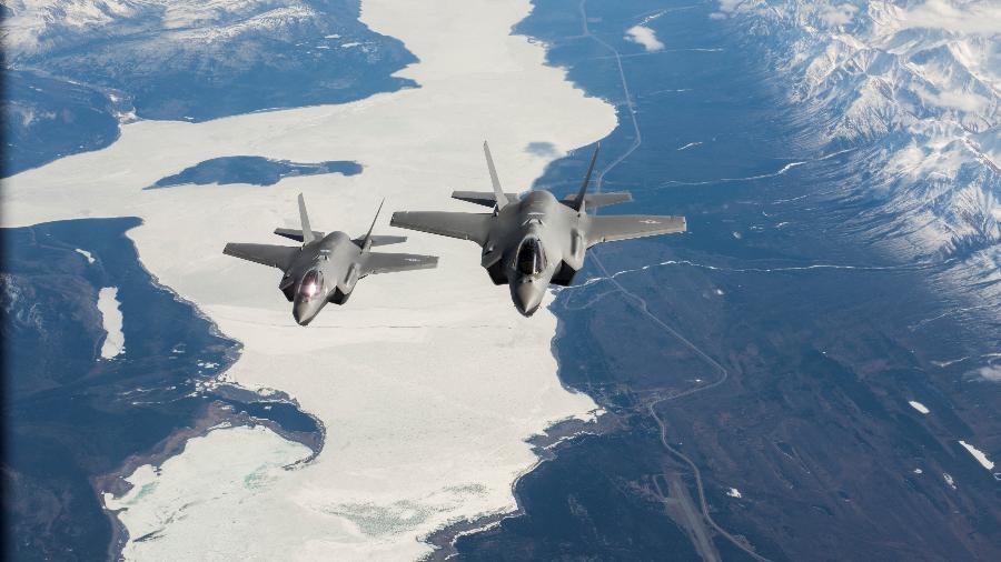 Os caças F-35 já são utilizados, por exemplo, pela Força Aérea dos EUA. Na imagem, as aeronaves sobrevoam o Alasca. - US AIR FORCE/via REUTERS
