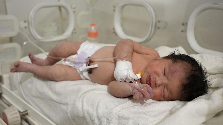 Bebê foi achada com o cordão umbilical em Afrin, na Síria -  Rami al SAYED / AFP