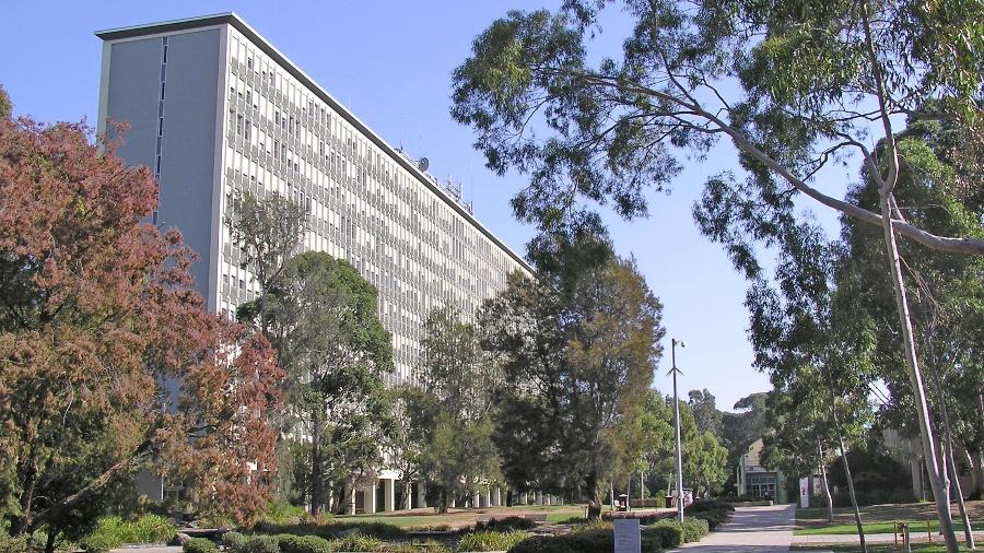 A Monash University nasceu na cidade de Clayton e está localizada a cerca de 30 minutos de Melbourrne, na Austrália - Wikicommons