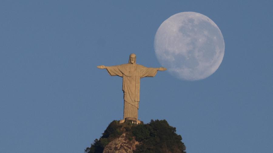3.ago.2023 - Imagem do Cristo Redentor, no Rio de Janeiro, com a lua cheia ao fundo