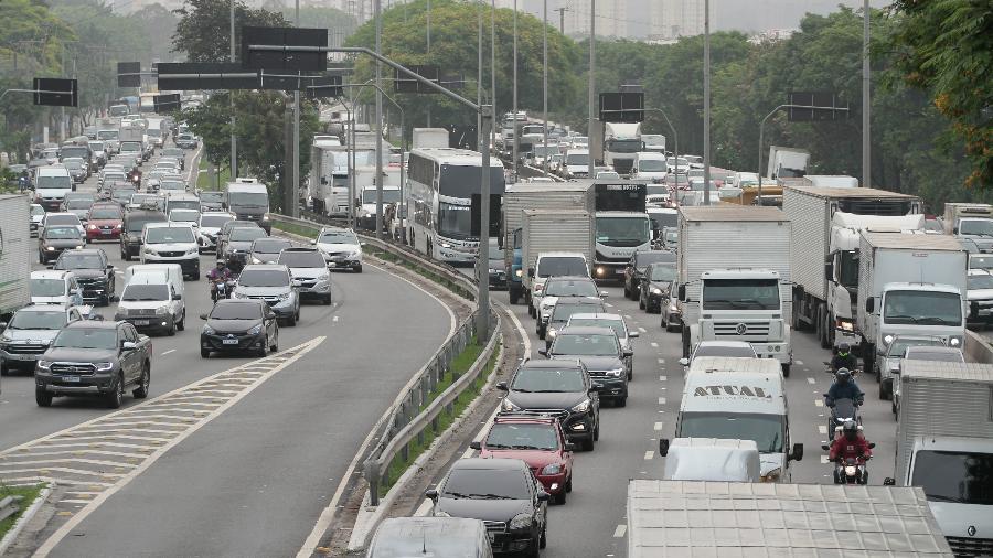 Trânsito na Marginal Tietê, em São Paulo - 3.out.2023-Bruno Escolastico/Ato Press/Estadão Conteúdo