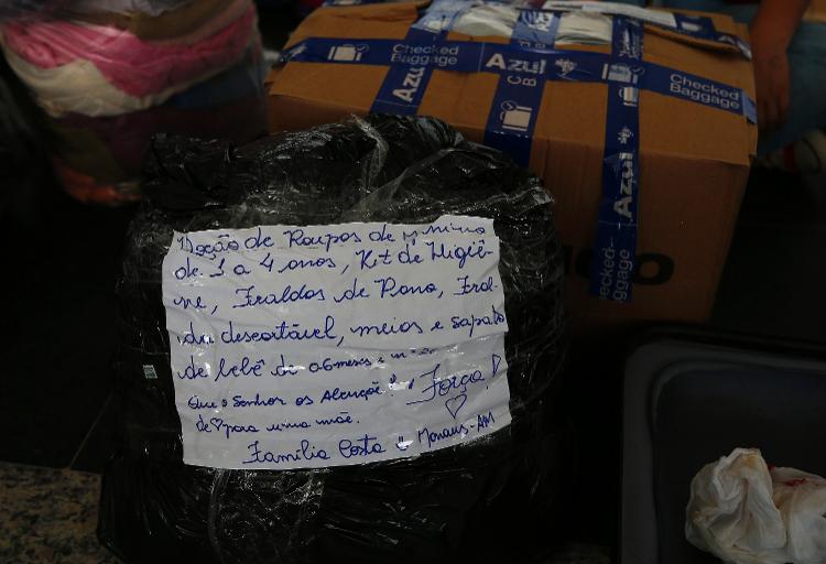 Força: mensagem de apoio em um saco de doações enviado de Manaus (AM) para o Rio Grande do Sul