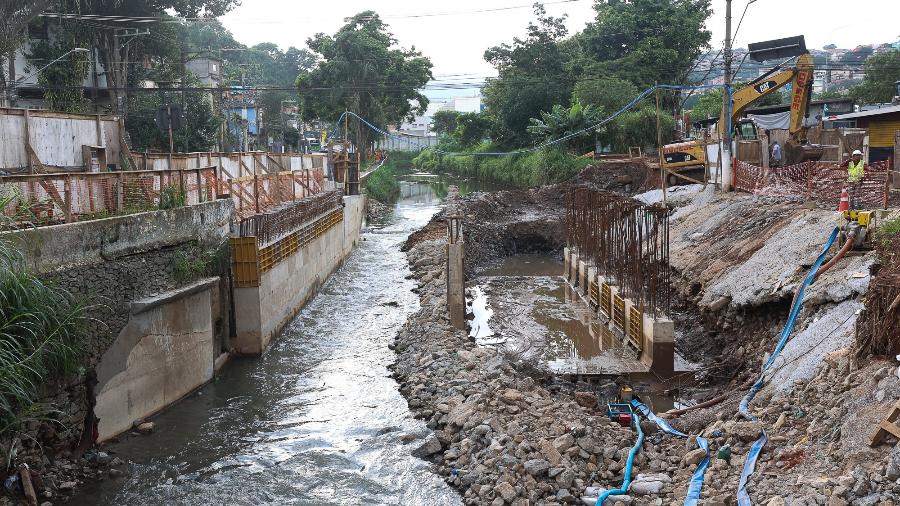 16.mar.2023 - Obra de contenção de enchentes no Ribeirão Perus, zona norte de São Paulo