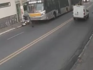 Carro é esmagado por ônibus em SP, e motorista escapa por 30 segundos