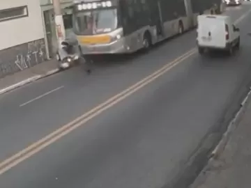 Carro é esmagado por ônibus em SP; motorista escapa por 30 segundos