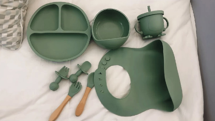 Kit com utensílios de silicone para bebês está com 73% de desconto.