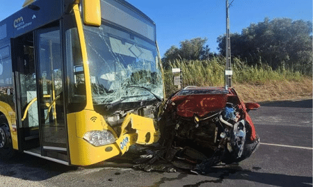 Carro de brasileiro e ônibus colidiram 