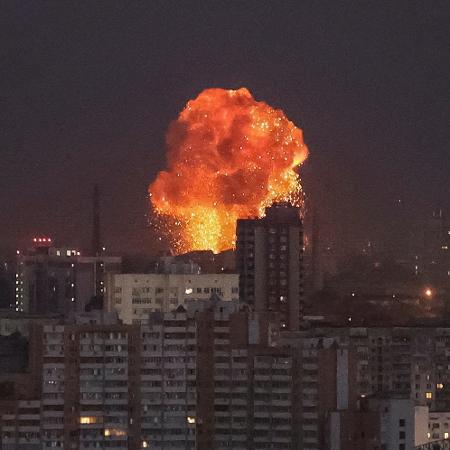 Uma explosão após um ataque de míssil russo é vista no céu sobre Kiev, na Ucrânia